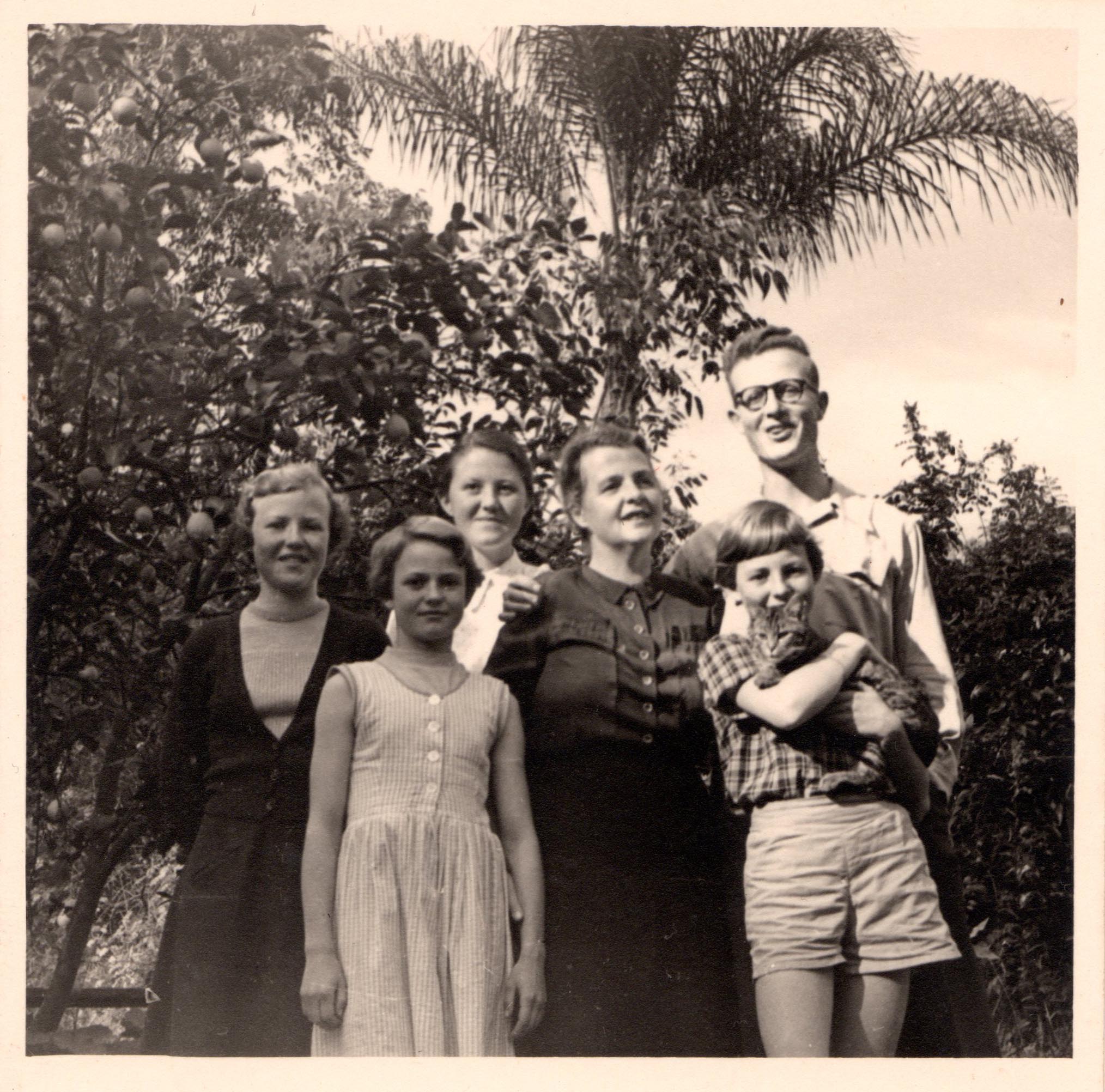 Cremer Lotte and children c 1952